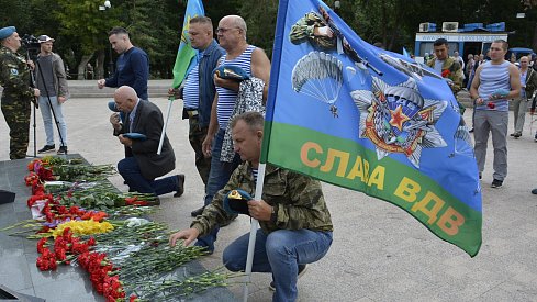 Колонны десантников прошли по улицам городов